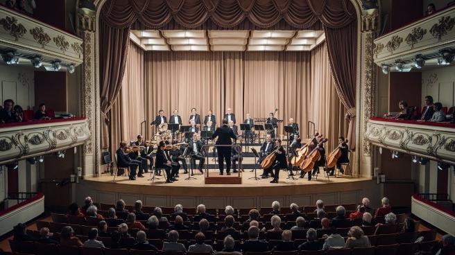 a-photo-of-the-opera-orchestre-national-_jRhTqli_QEqrCCjpVCcTTA_sHcNvYCVR1ufzRrotZL8Hw